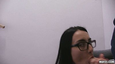 Очкастая шлюшка сосет и трахается в подъезде с пикапером