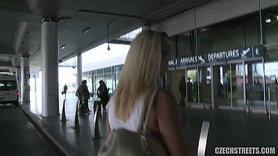 Секс за деньги на природе понравился пикаперу и блондинке